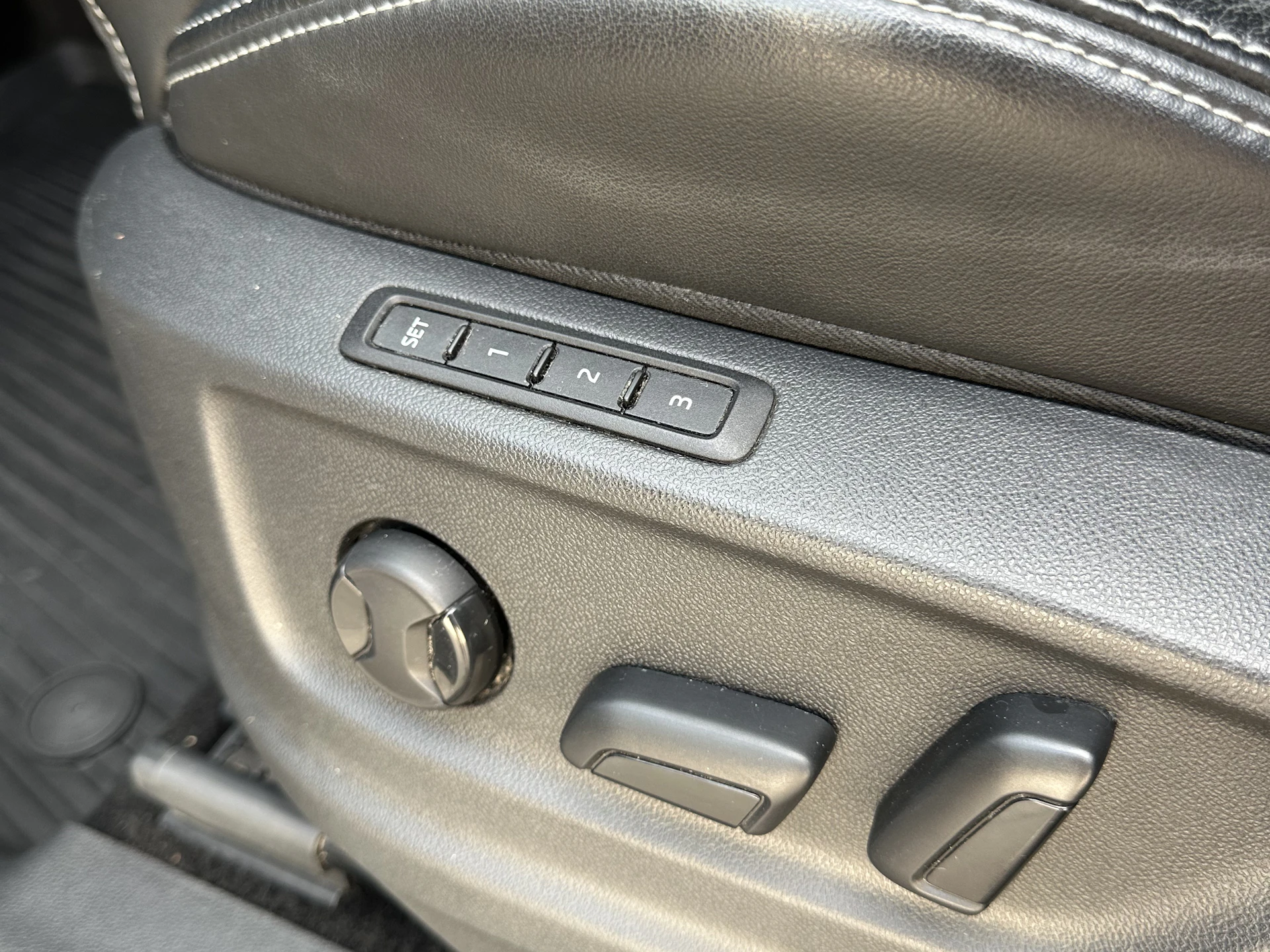Car Image https://s3-gearspark.s3.amazonaws.com/uploads/user/100097/aecfa62610ed4bc291597fb8c5287ed5.webp