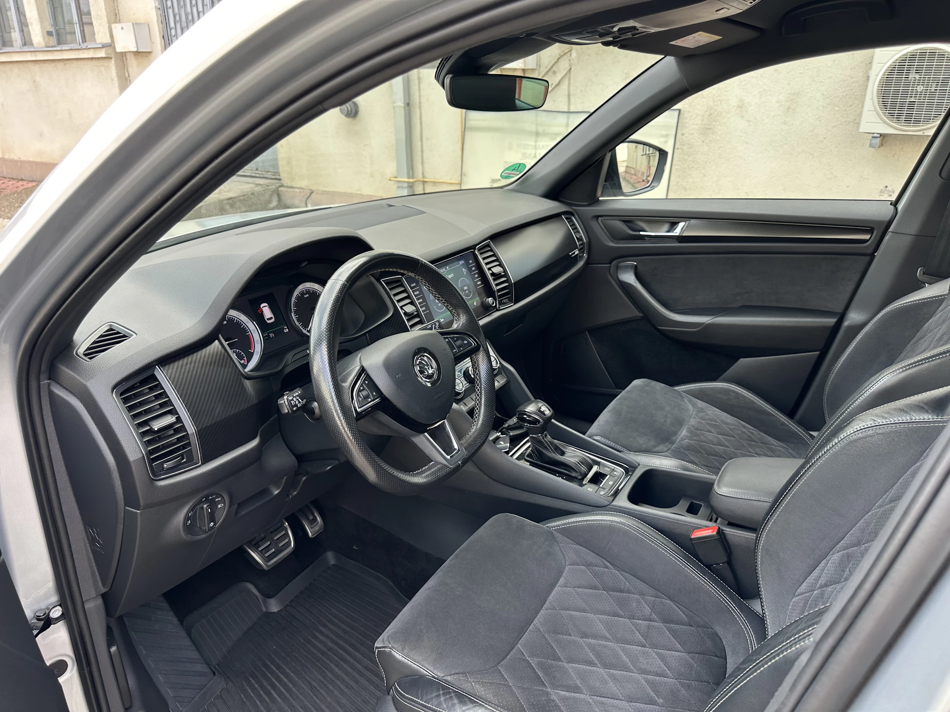Car Image https://s3-gearspark.s3.amazonaws.com/uploads/user/100097/ff6764c450e14a0eb4e5c1d41e66c7e2.webp