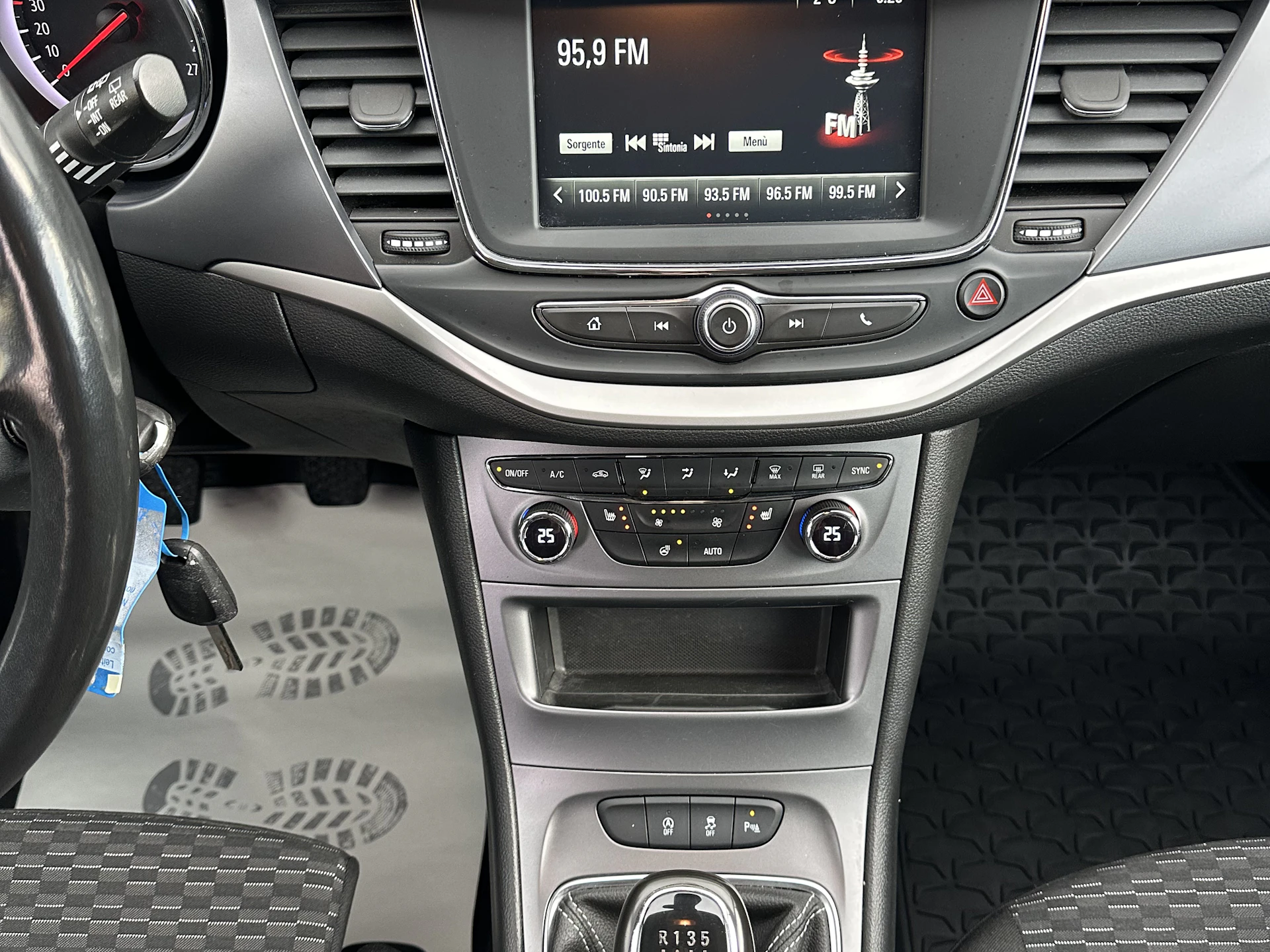 Car Image https://s3-gearspark.s3.amazonaws.com/uploads/user/100112/7913ea7c87104fc9b706d8b8468476d8.webp