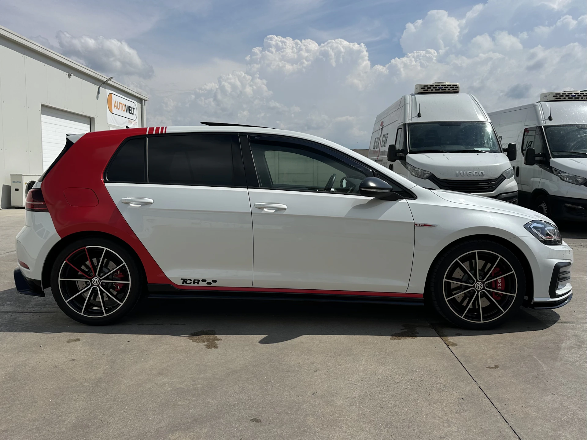 Car Image https://s3-gearspark.s3.amazonaws.com/uploads/user/100125/d72defce692c47f8b94dfd427e59fd58.webp